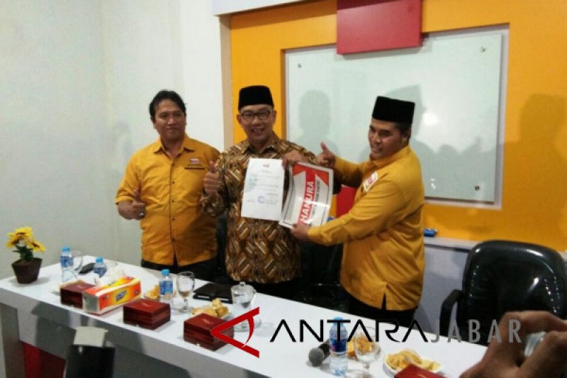 Hanura serahkan surat dukungan kepada Ridwan Kamil 