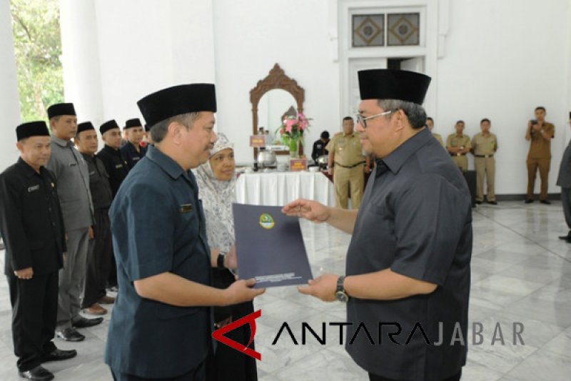 Gubernur Jabar lantik Kasubbag TU SMA/SMK