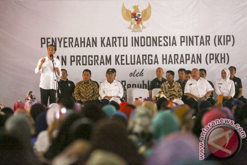 Penyerahan KIP dan PKH Di Palembang