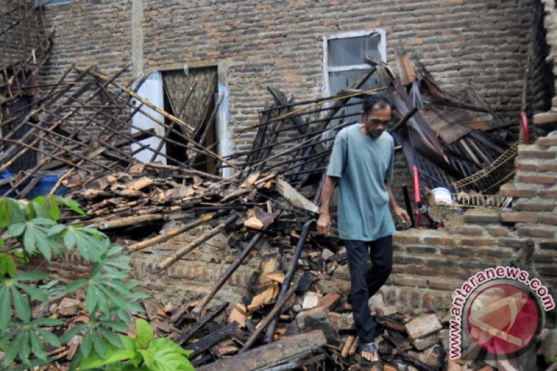 RUMAH ROBOH TERDAMPAK GEMPA BANTEN