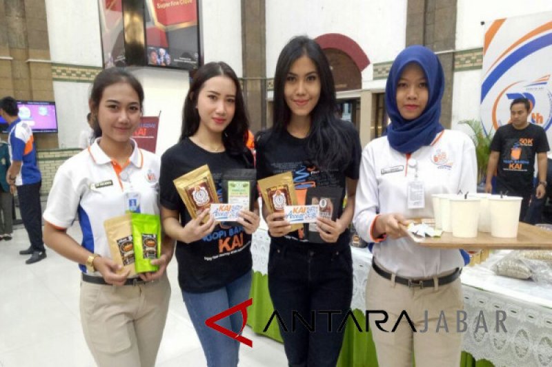 KAI Cirebon bagikan 2.800 cup kopi gratis 