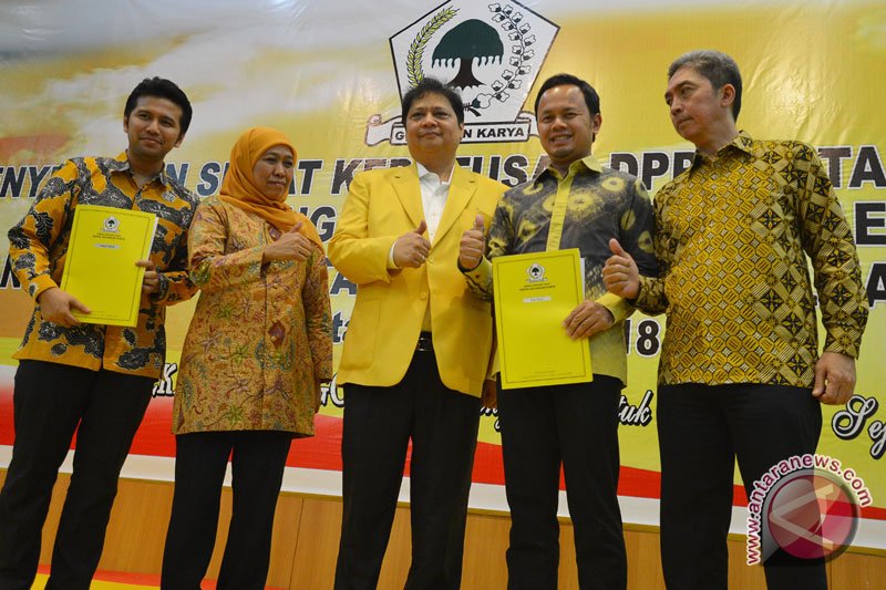 Penyerahan SK Pencalonan Kepala Daerah Golkar