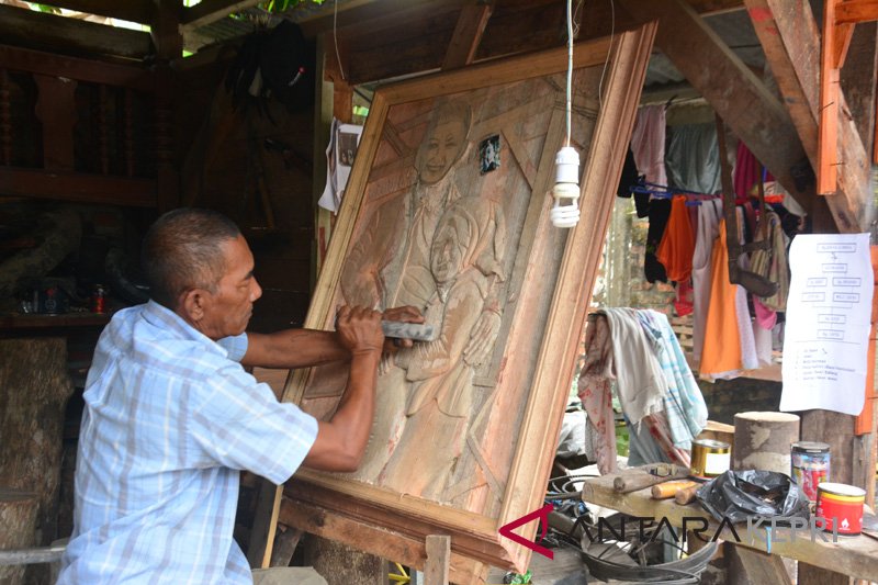 Ajis mengukir  foto dari kayu  ANTARA News Kepulauan Riau 