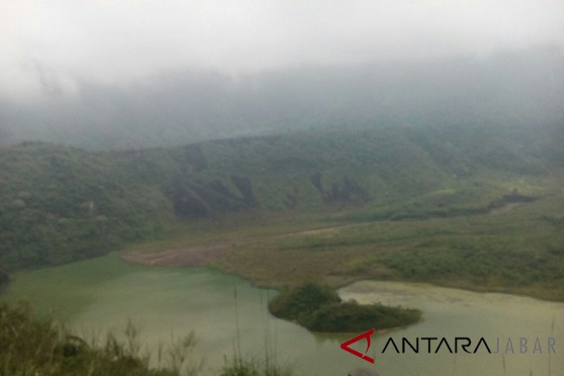 ribuan wisatawan kunjungi gunung galunggung