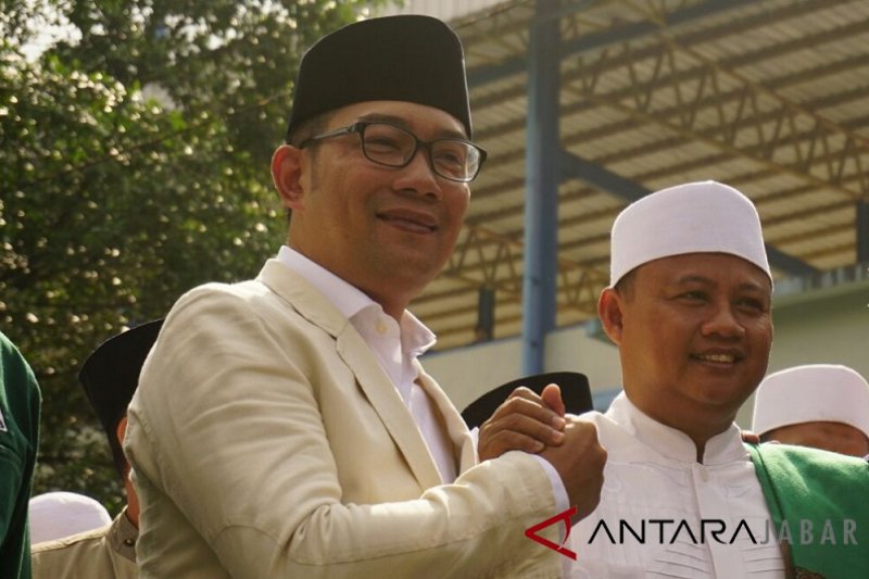 Bangun 'chemistry' Ridwan Kamil-Uu berfoto bersama