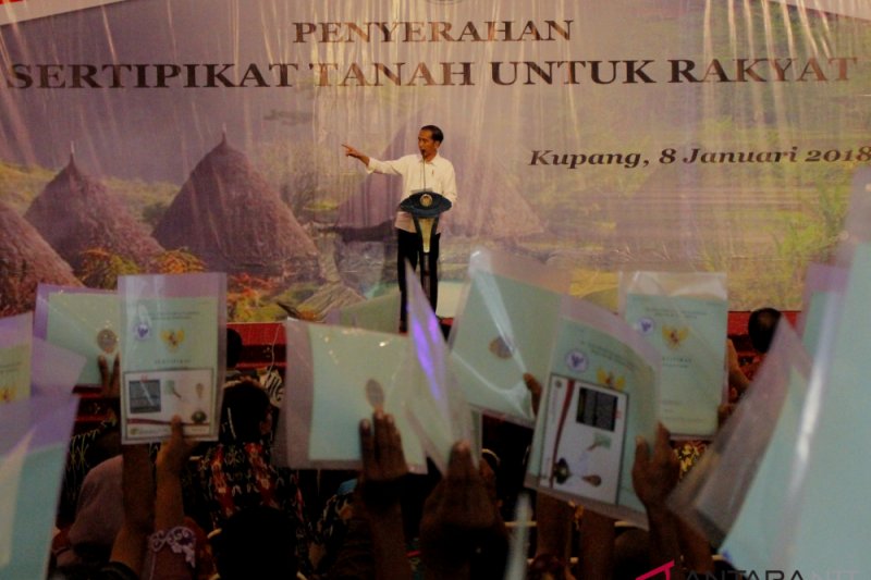 Jokowi Bagikan Sertifikat Tanah