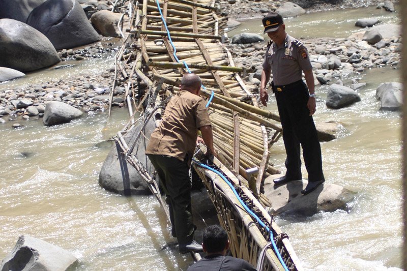 Jembatan Gantung Ambruk