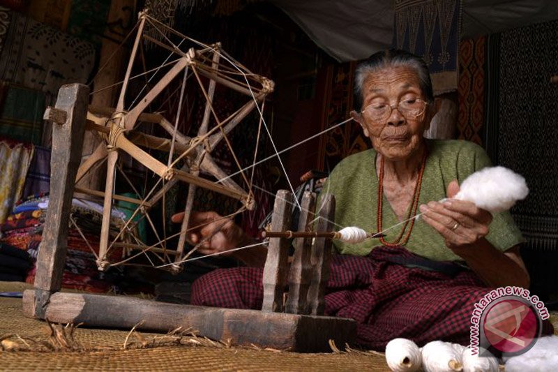 Pemintal benang tradisional Toraja