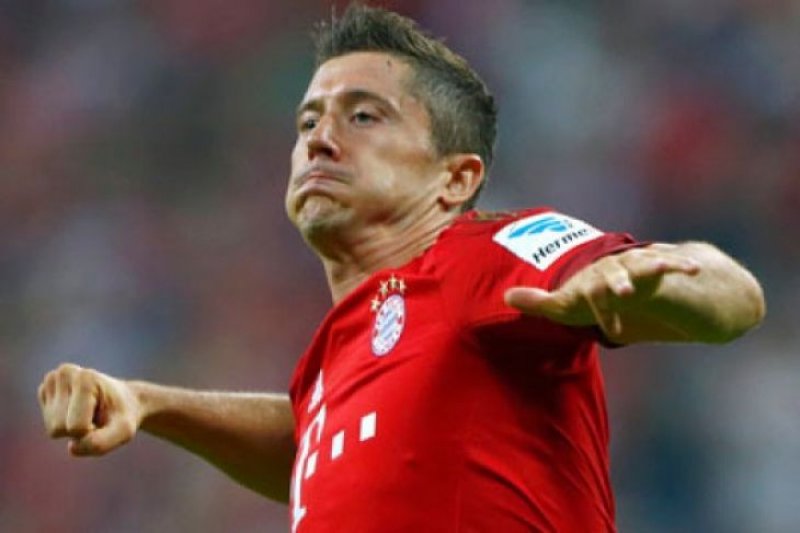 Robert Lewandowski cetak gol pada pertandingan Bayern Munich lawan Stuttgart