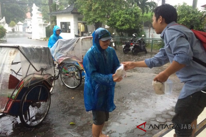 Jurnalis Cirebon salurkan bantuan korban banjir