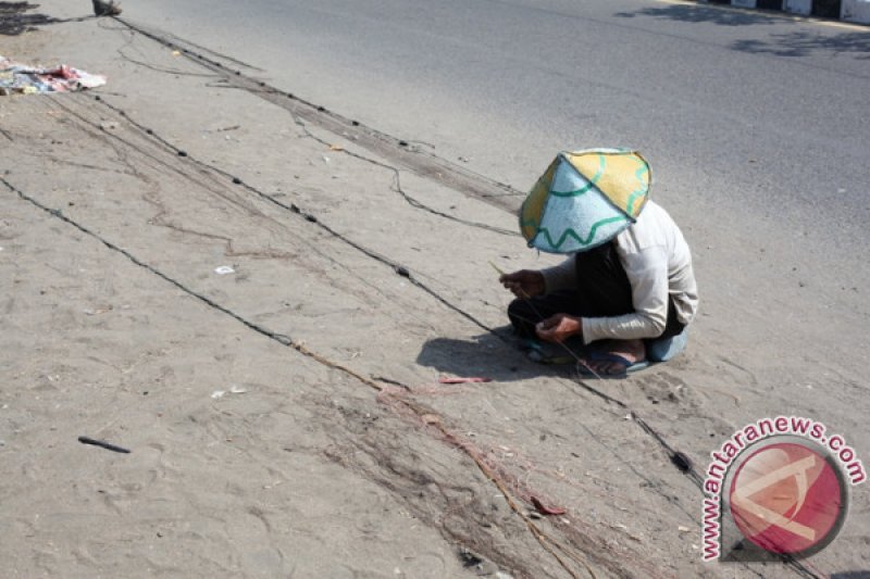 PERBAIKI  JARING IKAN