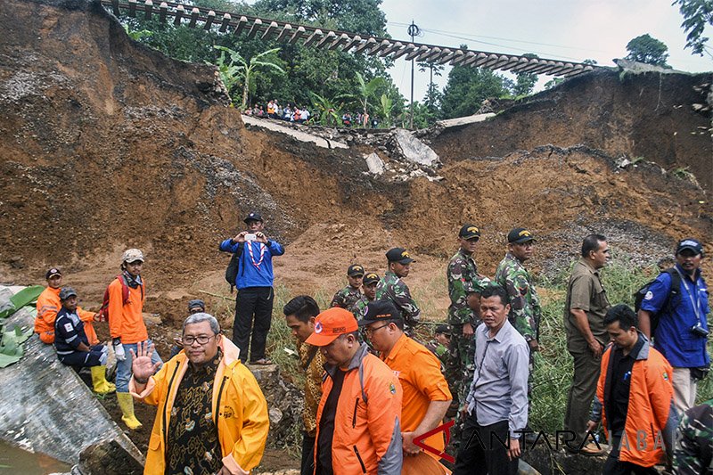 Gubernur  berbelasungkawa untuk korban longsor puncak