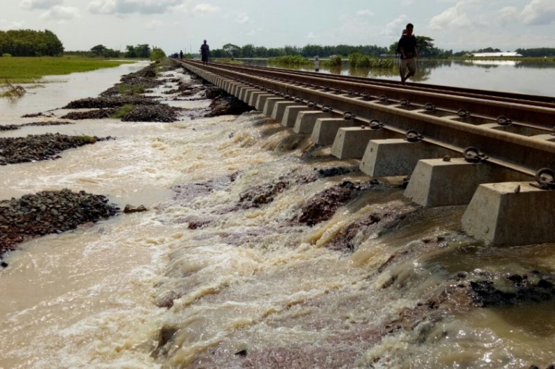 Tergerus banjir, rel kereta Cirebon-Purwokerto menggantung