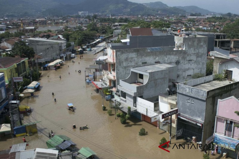 Distribusi logistik terhambat karena banjir Kabupaten Bandung