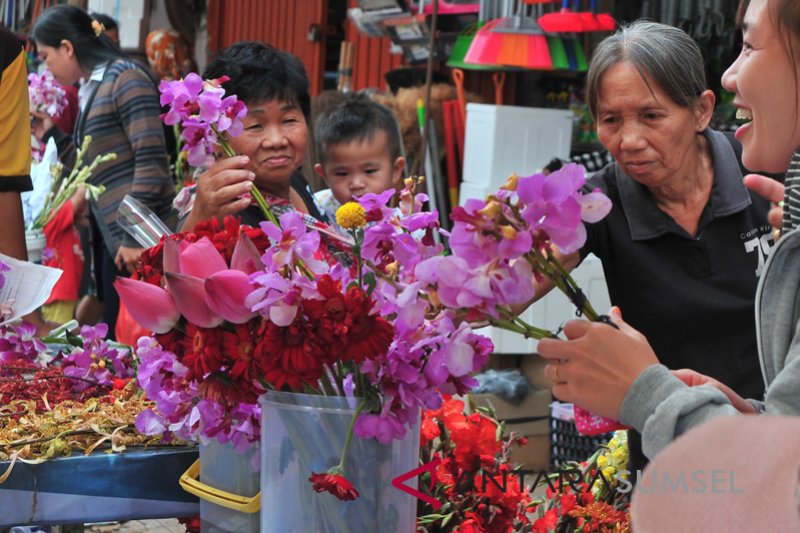 Pedagang bunga musiman di kawasan Pecinan