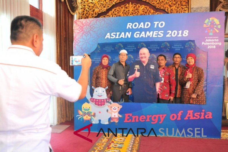 Sejumlah Tamu Berfoto di Photobooth Asian Games