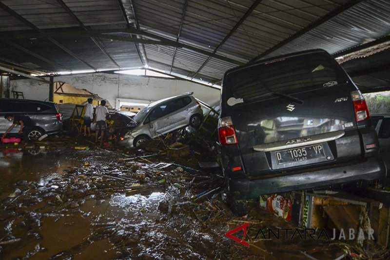 Banjir bandang dipicu hujan deras di KBU