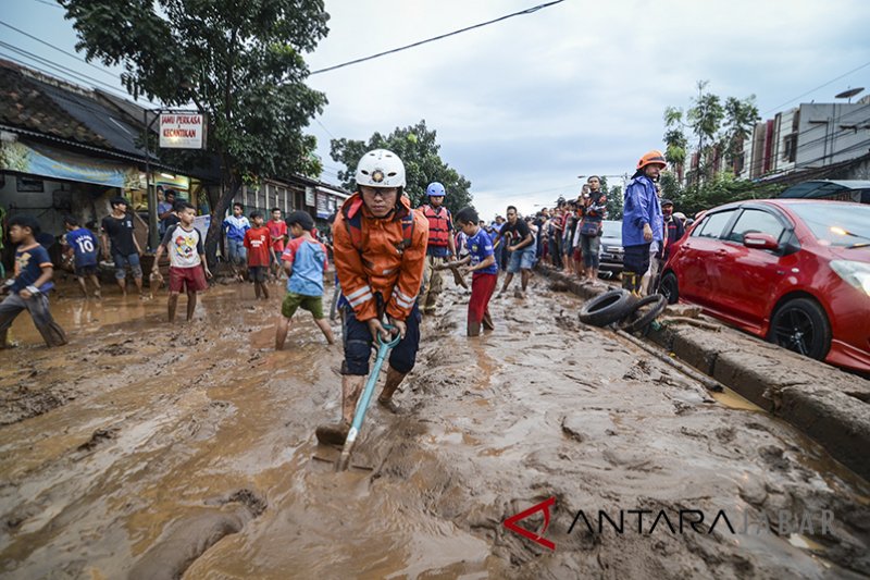 17 mobil rusak akibat banjir di Kota Bandung