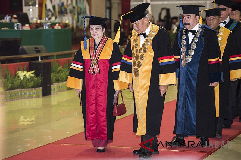 Gelar Honoris Causa Megawati Soekarnoputri