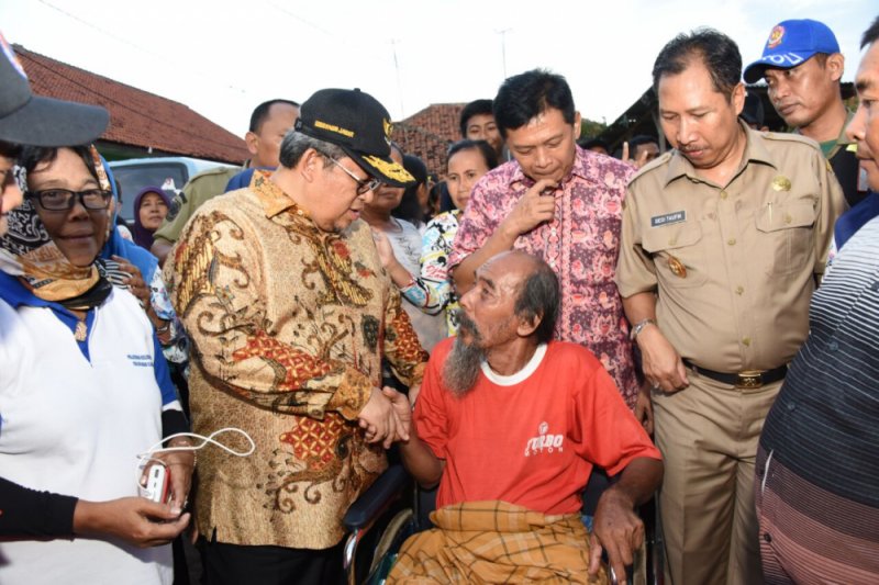 Gubernur Aher temui warga Cirebon korban banjir