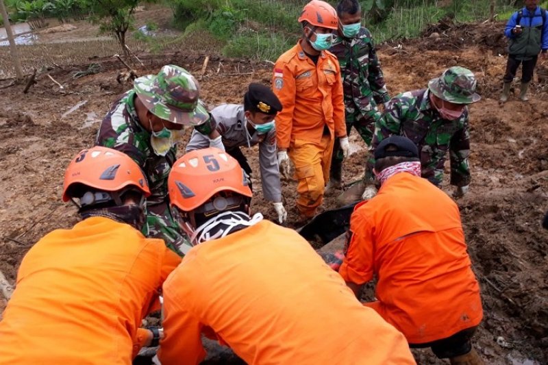 Basarnas temukan korban longsor di Bandung Barat