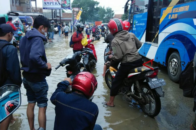 Banjir Kabupaten Bandung melumpuhkan lalu lintas