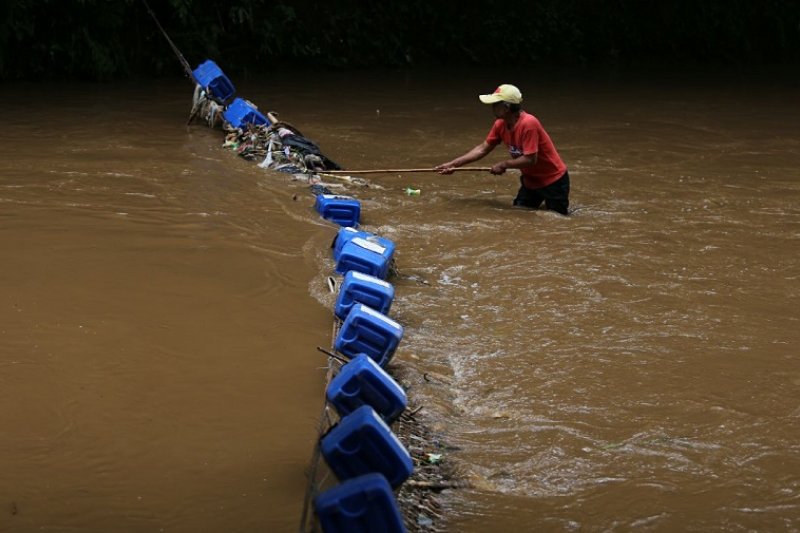 Pemkot Bandung pasang jaring sampah di sungai