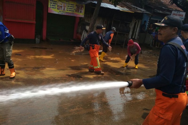 Warga CIcaheum mulai singkirkan lumpur