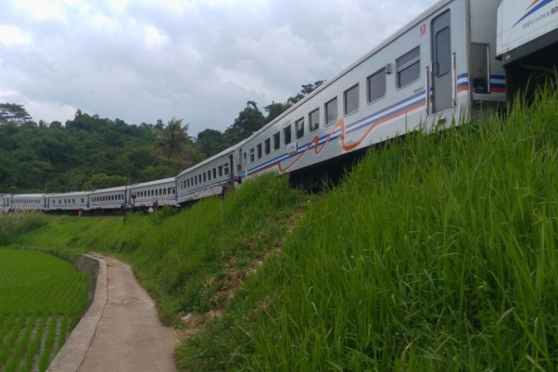 Dua perjalanan kereta tertahan di Garut