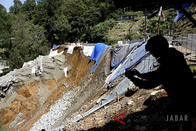Jalur Cianjur selatan-Bandung putus akibat longsor