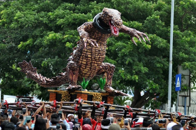 OGOH-OGOH BUAYA BERKALUNG BAN