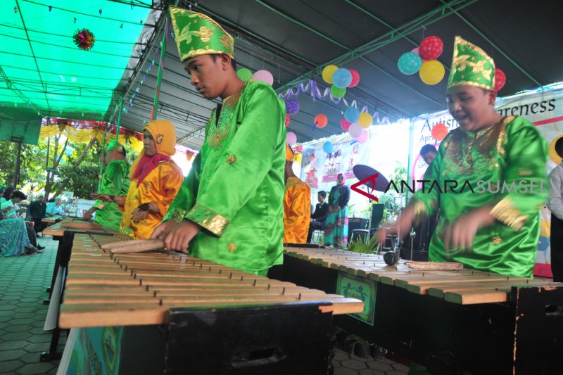 Siswa Penyandang Autis Piawai Mainkan Alat Musik