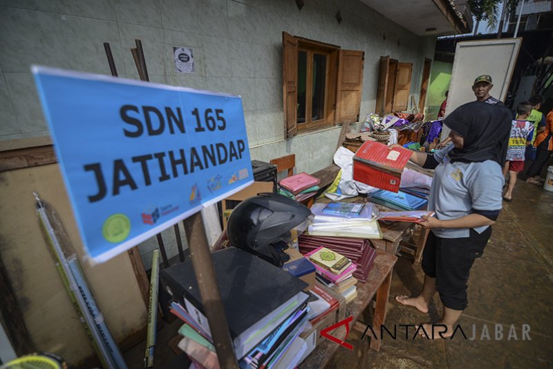 8,3 ton beras bagi korban banjir Cicaheum