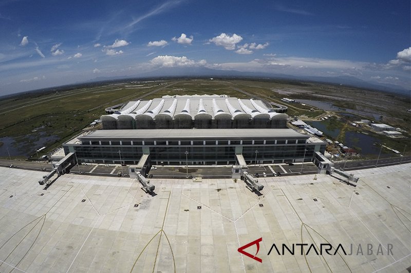 Pendaratan pertama pesawat di Bandara Kertajati lancar