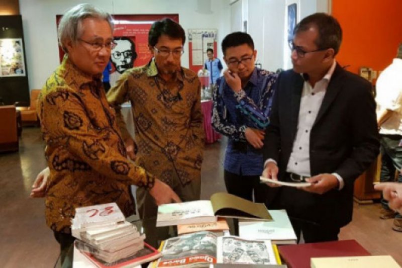 Dubes Jepang Masafumi kagumi arsip foto LKBN ANTARA