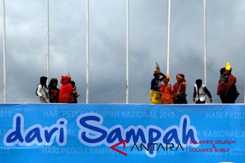 Karnaval busana daur ulang sampah