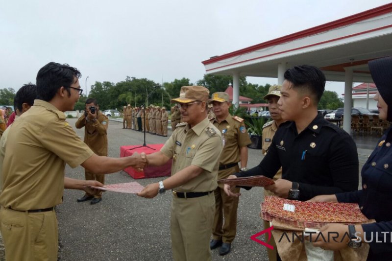 Bupati Konawe Selatan Serahkan SK Guru Honorer - ANTARA News Sulawesi ...