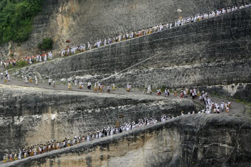 MELASTI DI PANTAI MELASTI