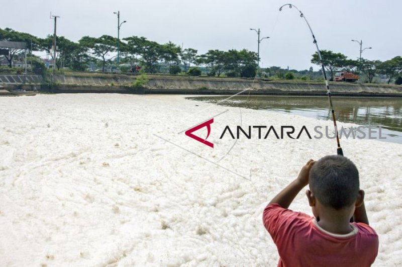 Memancing Ikan di Sungai Penuh Busa