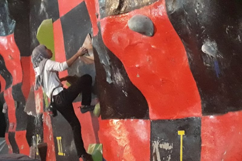 Silvia juara satu panjat tebing buatan