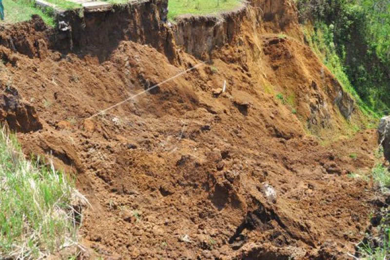 BPBD bersihkan material  tanah  longsor di Girimulyo 