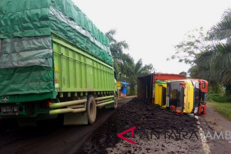 Kecelakaan Truk Batubara Macetkan Jalur Muarabulian-Jambi (Video ...