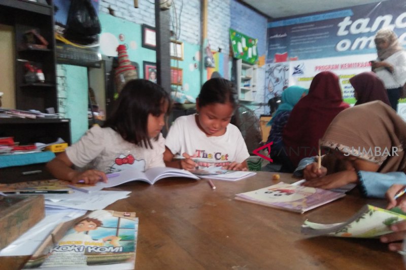 TINGKATKAN MINAT BACA ANAK