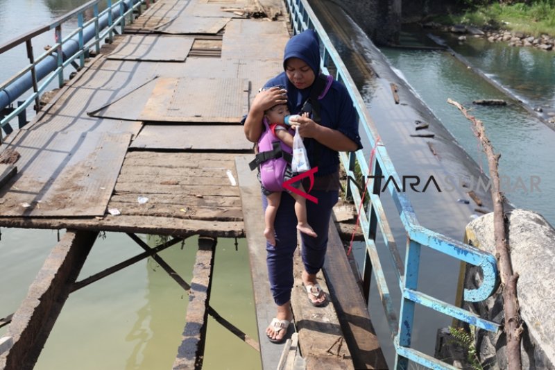 LEWATI JEMBATAN RUSAK