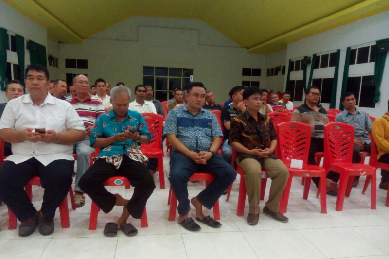 Ketua KBK Keuskupan Manado saat melantik pengurus KBK Palu