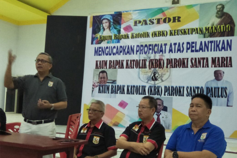 Ketua KBK Keuskupan Manado saat melantik pengurus KBK Palu