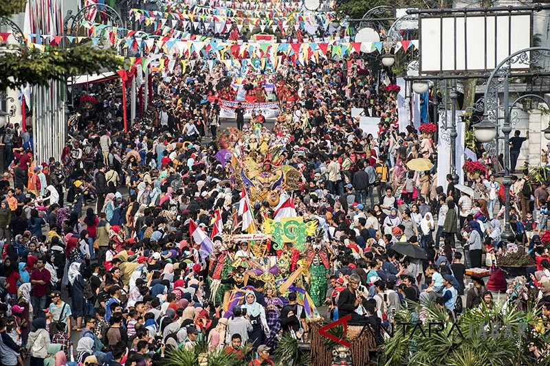 Warga penuhi jalan saksikan Karnaval Asia Afrika