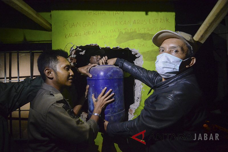 Polres Cirebon lakukan operasi minuman keras oplosan