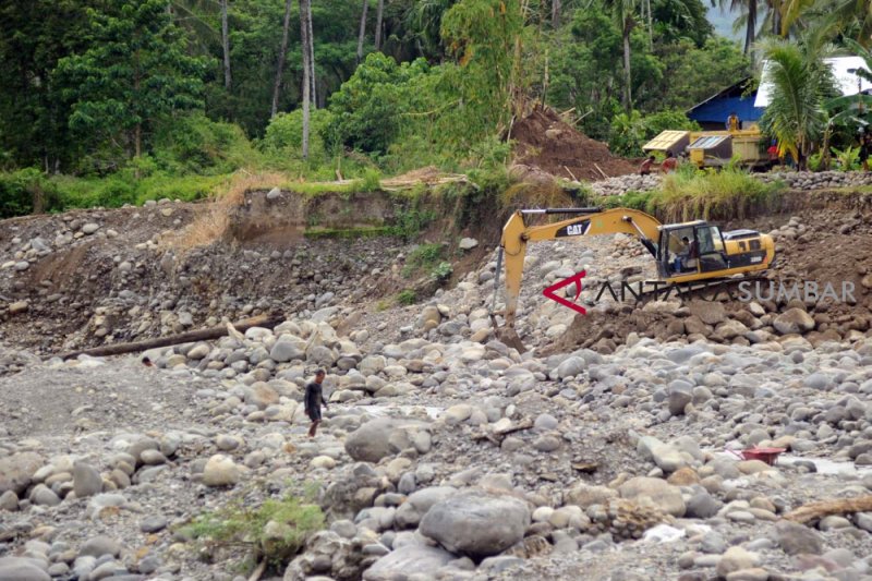 PERBAIKI BENDUNGAN ATASI KEKERINGAN