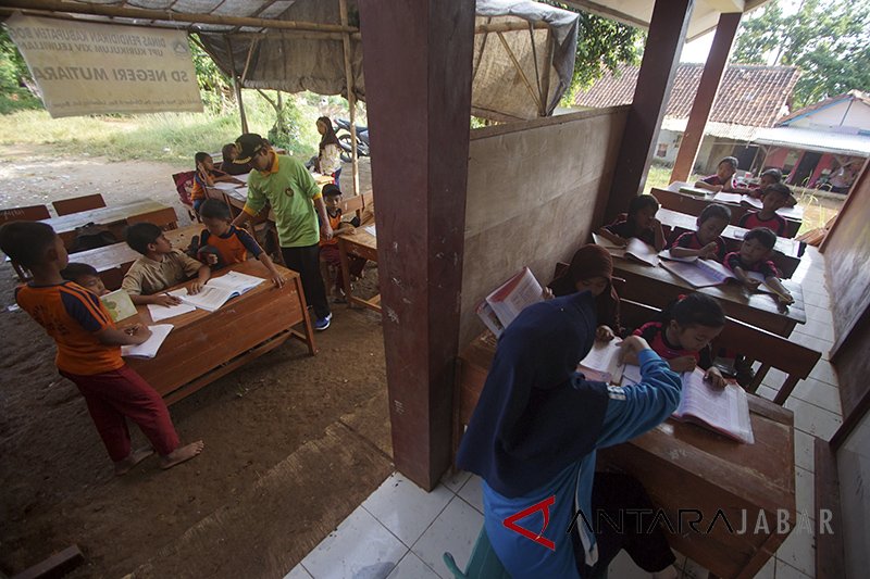 Kelas rusak siswa di Cianjur belajar di ruang terbuka